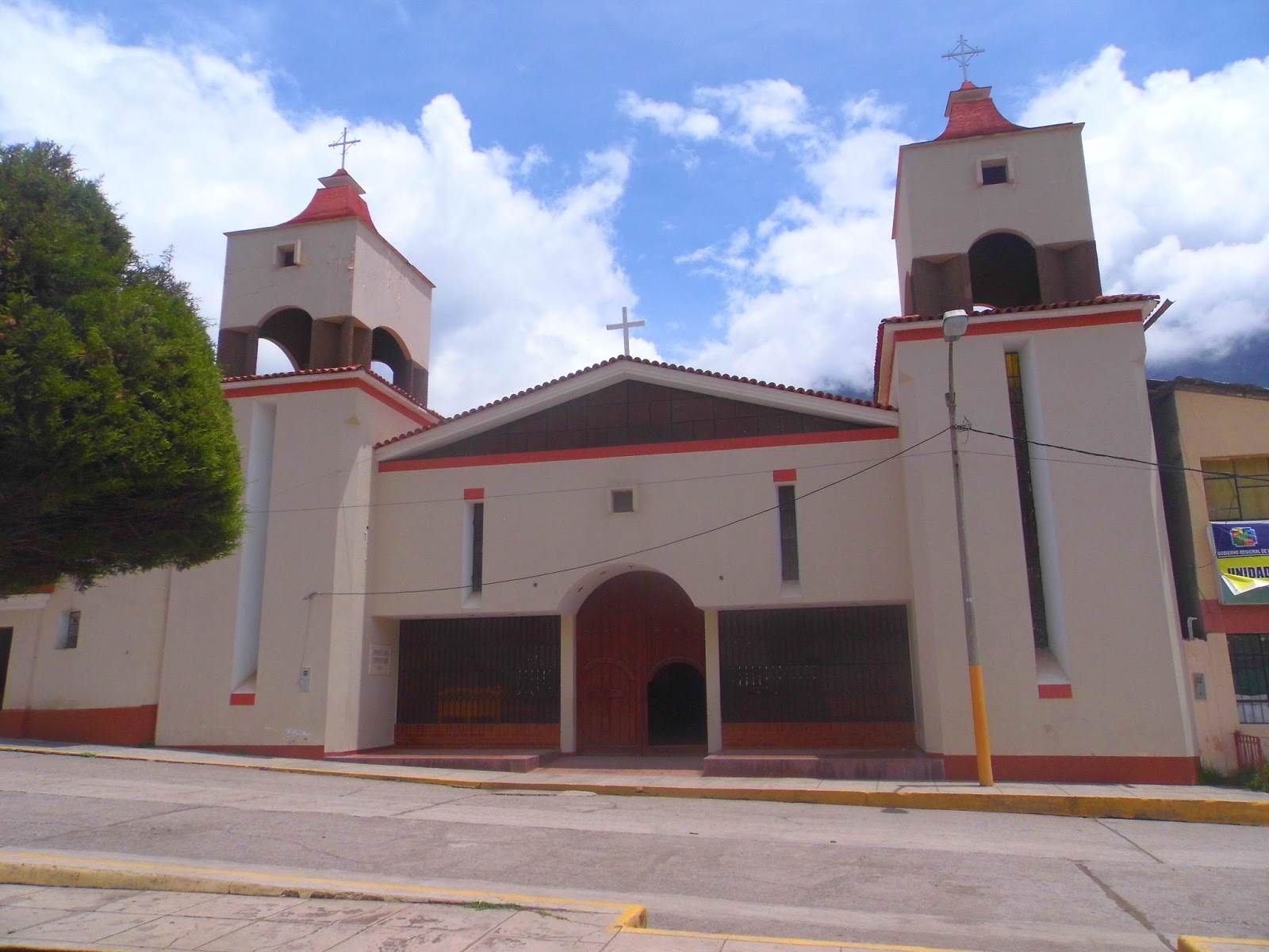 Iglesia de Canta, fachada colonial con dos torres