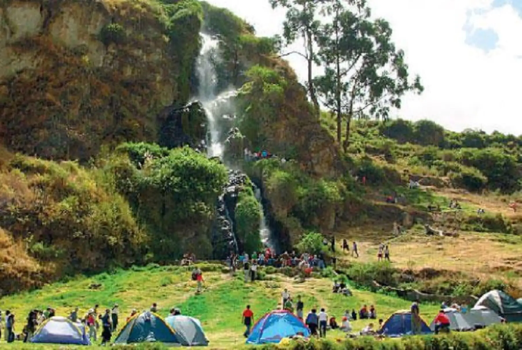 Cascada con visitantes acampando en Obrajillo, Canta