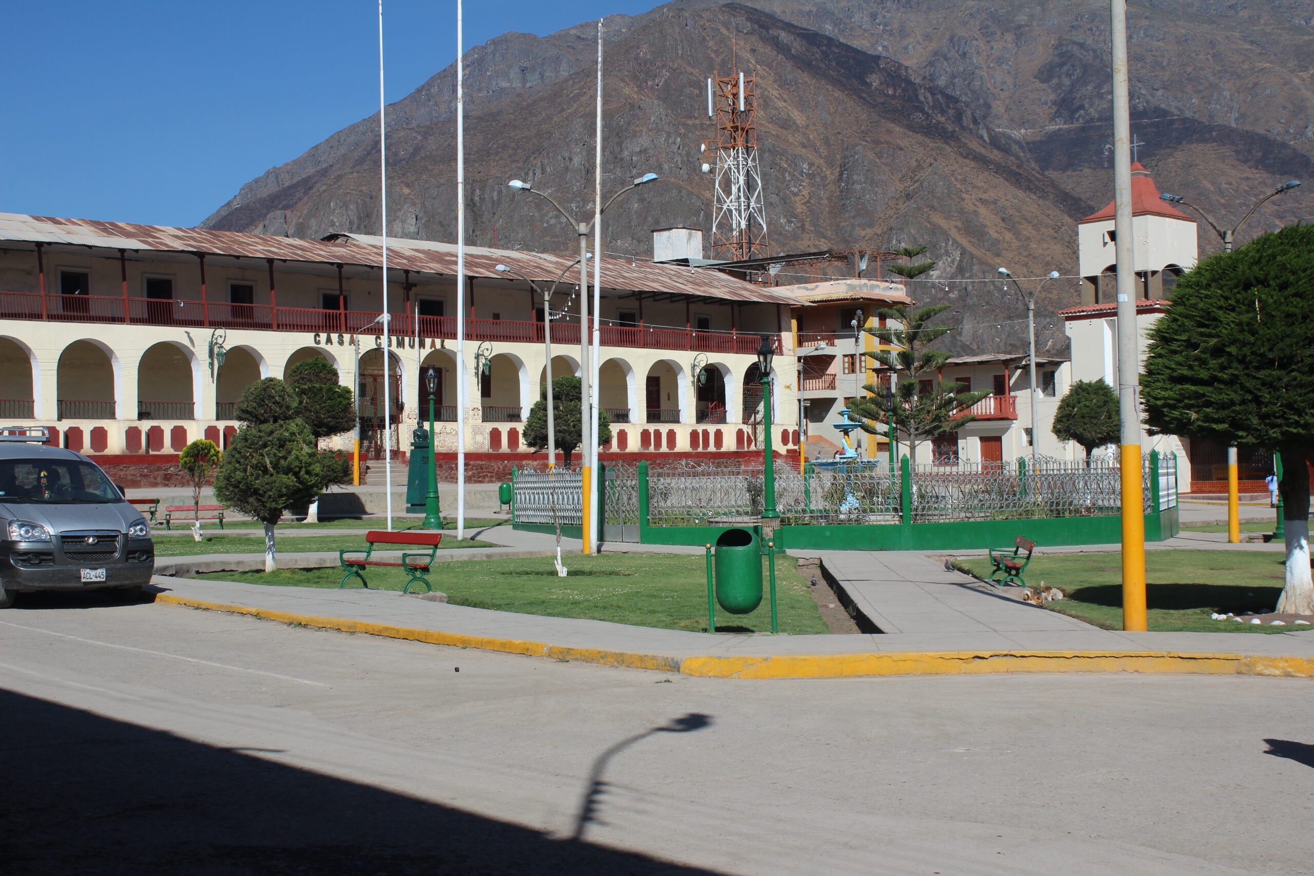 Casa Comunal y plaza principal de un pueblo de Canta