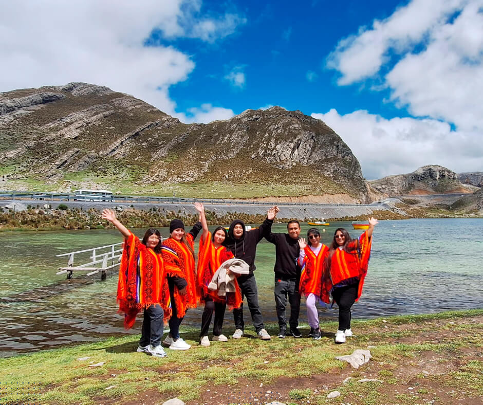 Turistas junto a una laguna de la Cordillera de La Viuda, cerca de Canta